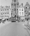 881107 Gezicht in de Servetstraat te Utrecht, vanaf de Maartensbrug, met een autobus. Links het pand Vismarkt 23 en ...